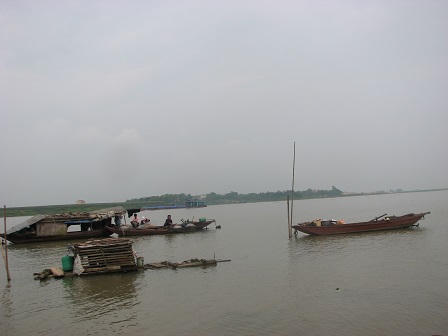 Sống lênh đênh mặt nước, chết chôn bãi nổi lòng sông